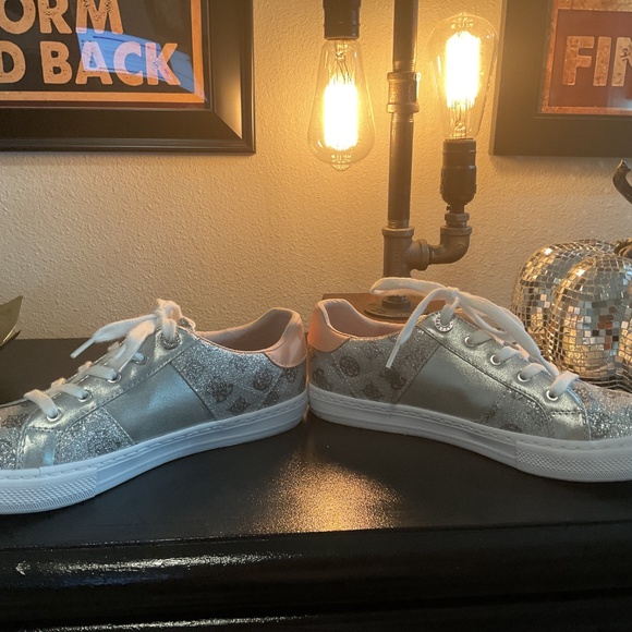 Women's Loven Casual Sneakers By Guess - Picture 3 of 8